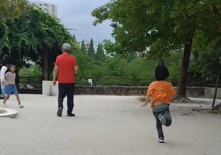 公園で元気に走り回っている子ども